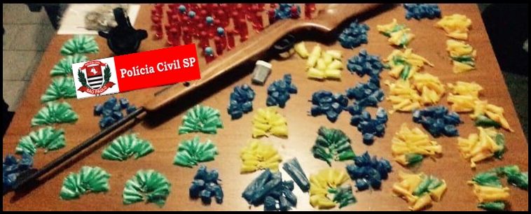 espingarda de chumbo e porções de drogas sob a mesa